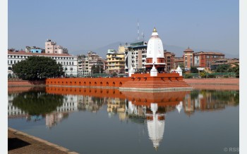 बालगोपालेश्वर मन्दिरमा टीका लगाउनेको भिड